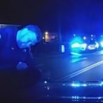 Policajac spašava dijete od gušenja
