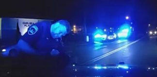 Policajac spašava dijete od gušenja