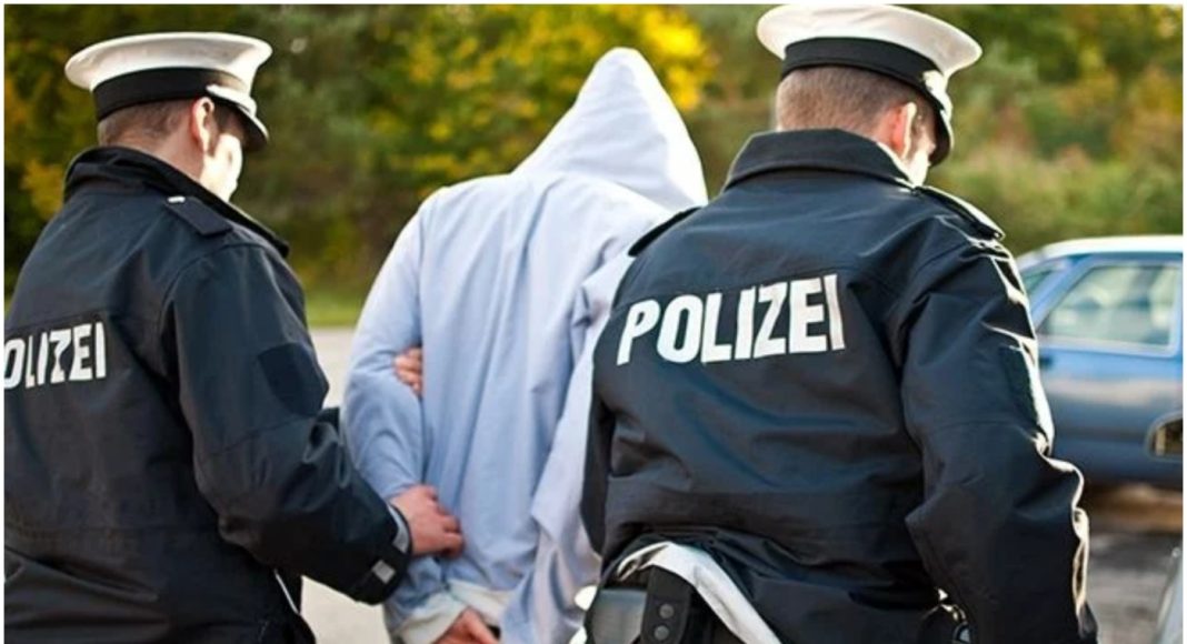 Policija privodi muškarca