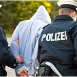 Policija privodi muškarca