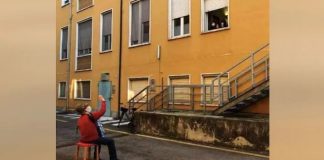 Emotivni video: Čovjek (81) svira serenadu umirućoj supruzi ispred bolničkog prozora