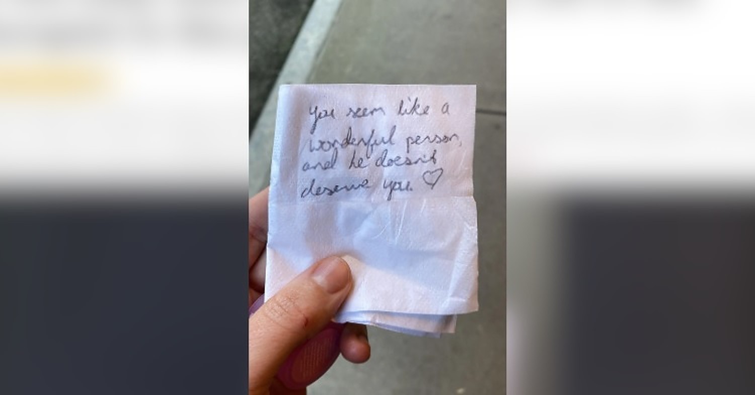 Stranac prišao ženi u parku i dao joj papirić: Briznula je u plač kada je pročitala poruku