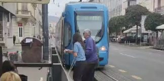 Vozačica tramvaja zaustavila vozilo i pomogla slijepom paru prijeći cestu