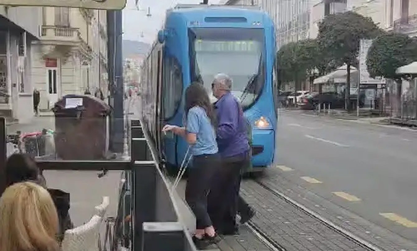 Vozačica tramvaja zaustavila vozilo i pomogla slijepom paru prijeći cestu