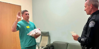 Policijski službenik dao prisegu s novorođenim sinom u rukama