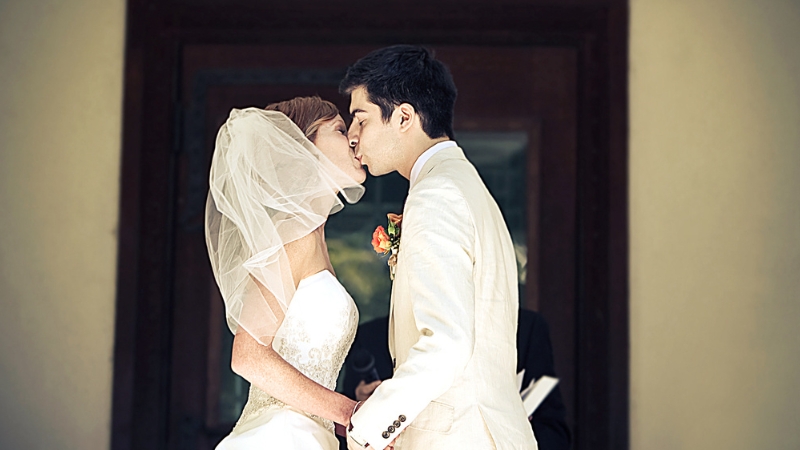Poljubac mladenaca na vjenčanju