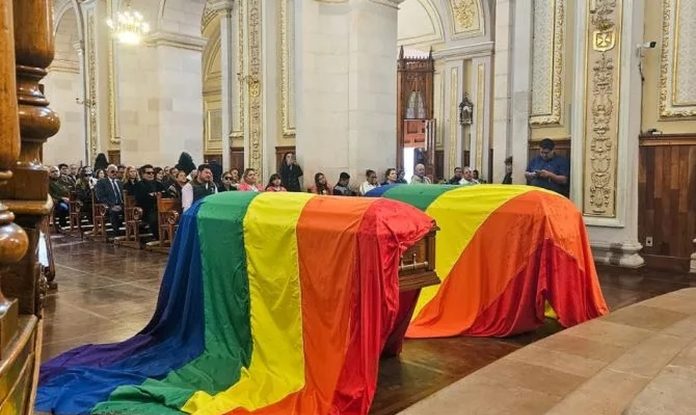 Nadbiskup opravdava LGBT zastave na lijesovima u meksičkoj katedrali