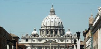 Vatikan smatra da transseksualci mogu biti kršteni i biti vjenčani i krsni kumovi