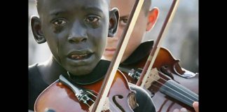 Možda ćete zaplakati kada saznate zašto ovaj dječak plače dok svira violinu