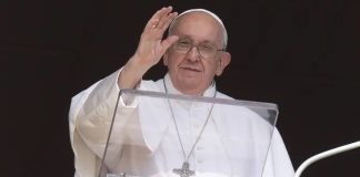 Papa Franjo formalno je odobrio svećenicima da daju blagoslov istospolnim parovima