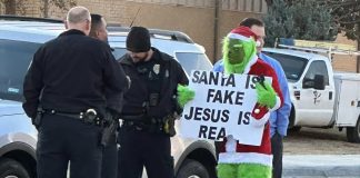 Pastor se prerušio u Grincha i pred školu donio natpis "Djed Mraz je laž"