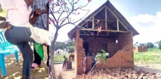 Muslimani u Ugandi ruše kuću člana obitelji jer je prešao na kršćanstvo