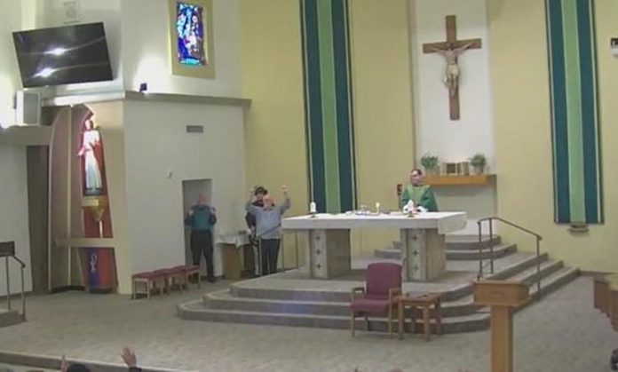 Policija iznenada upala u crkvu i prekinula misu: Među vjernicima bio napadač