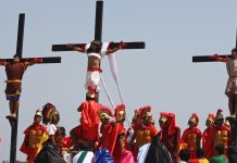 Katolički vjernici na Filipinima na križevima