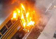 Nevjerojatna snimka na kojoj vozačica izvlači djecu iz autobusa prije nego što je buknuo plamen