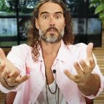 Russell Brand kaže da će se ove nedjelje "odvažiti" i krstiti kao kršćanin
