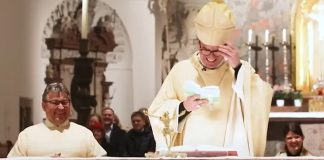 Njemački biskup na Uskrs vjernicima čitao viceve