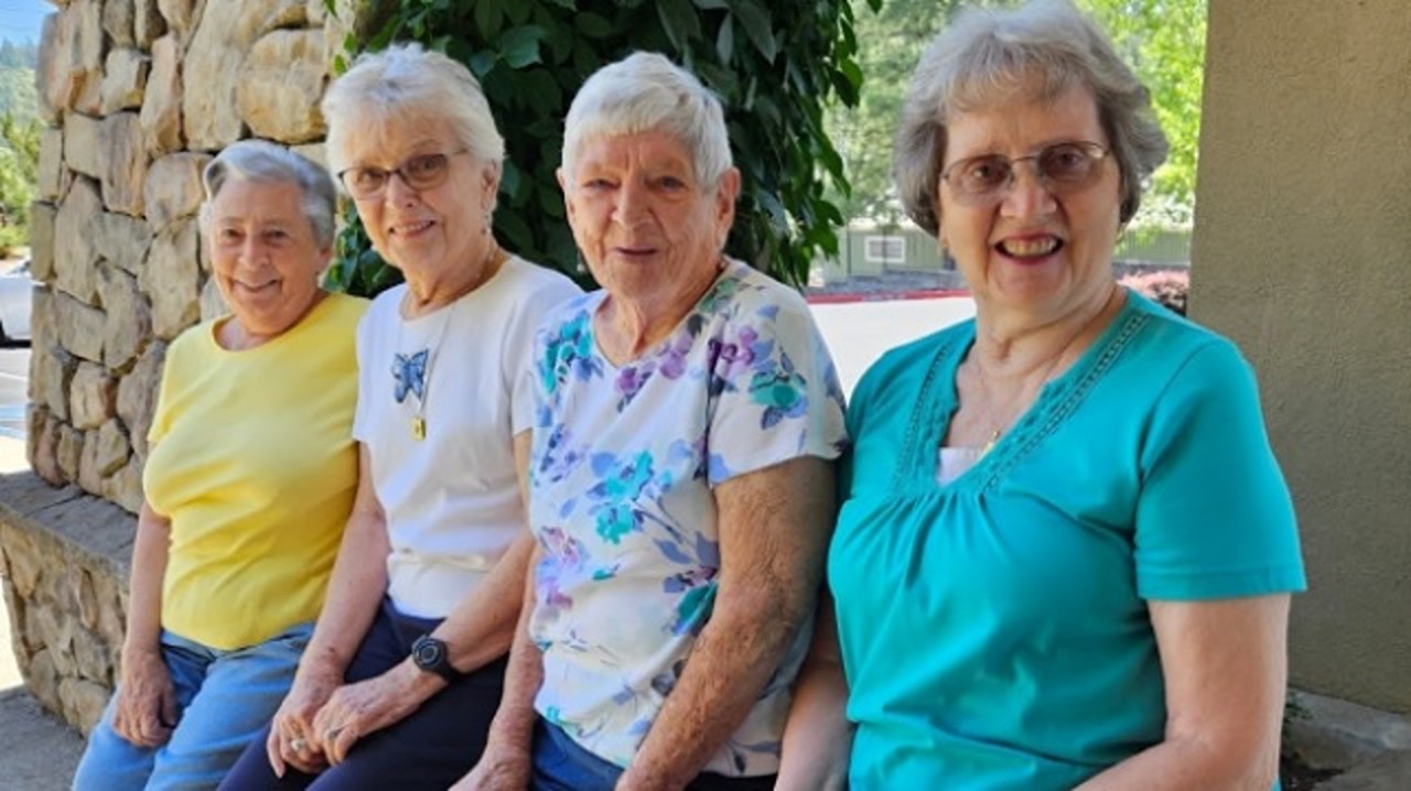 Četiri srednjoškolske prijateljice ponovno se okupile i žive u staračkom domu