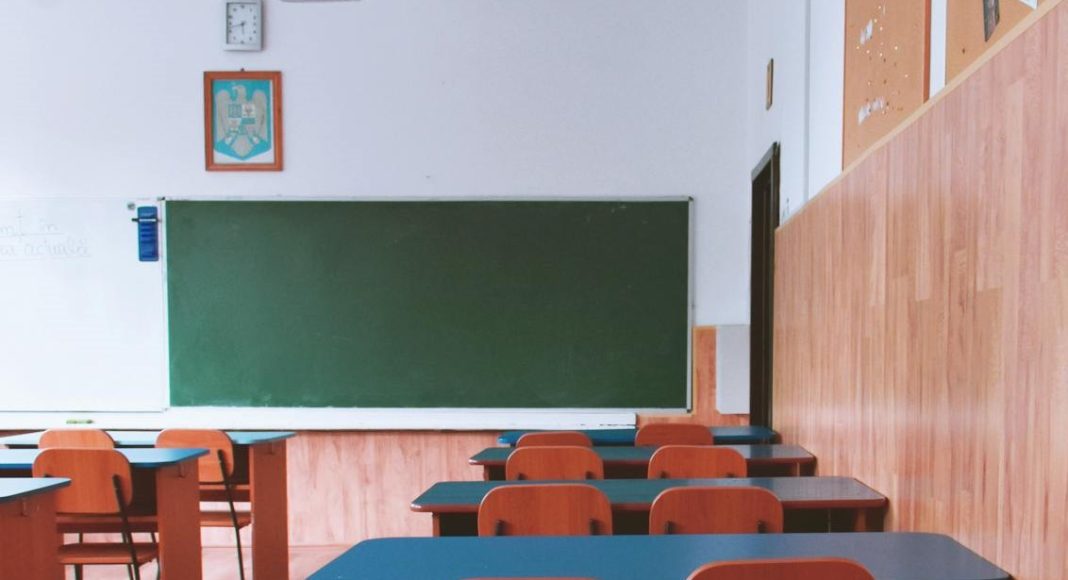U školi u Lici prekinuta je nastava: Jedan učenik prijetio, policija pronašla oružje u kući