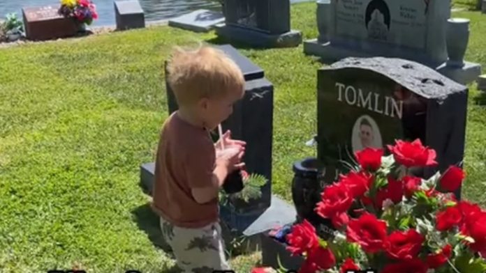 Milijuni ljudi briznuli su u plač gledajući snimku djece koja su prvi put vidjela očev spomenik