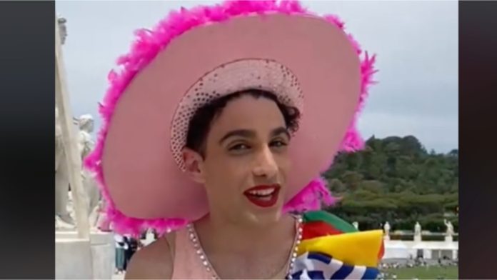 Muški drag 'umjetnik' plesao za djecu u Vatikanu, brojni katolici su užasnuti