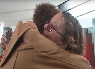 Mama 15 godina tražila nestalog sina, počela se tresti kada ga je vidjela na internetu Majka i sin nakon 15 godina