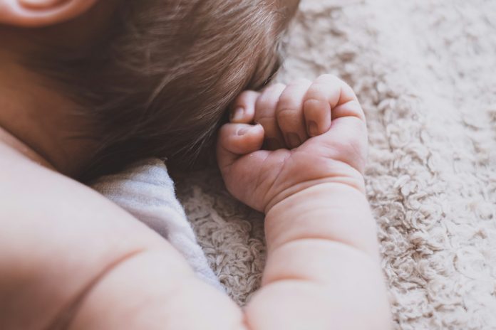 Majka ostavila bebu samu u kući