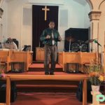 Muškarac uperio pištolj u pastora, služba je odmah prekinuta