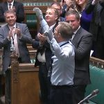 Političar koji je izgubio obje ruke i noge se vratio u parlament