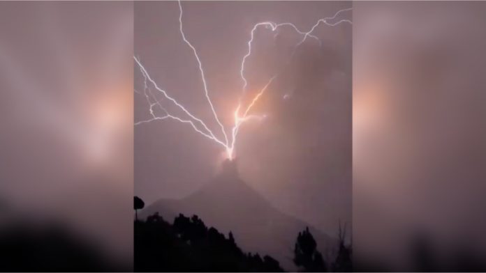 Vulkan je eruptirao i stvorio oluju s munjama