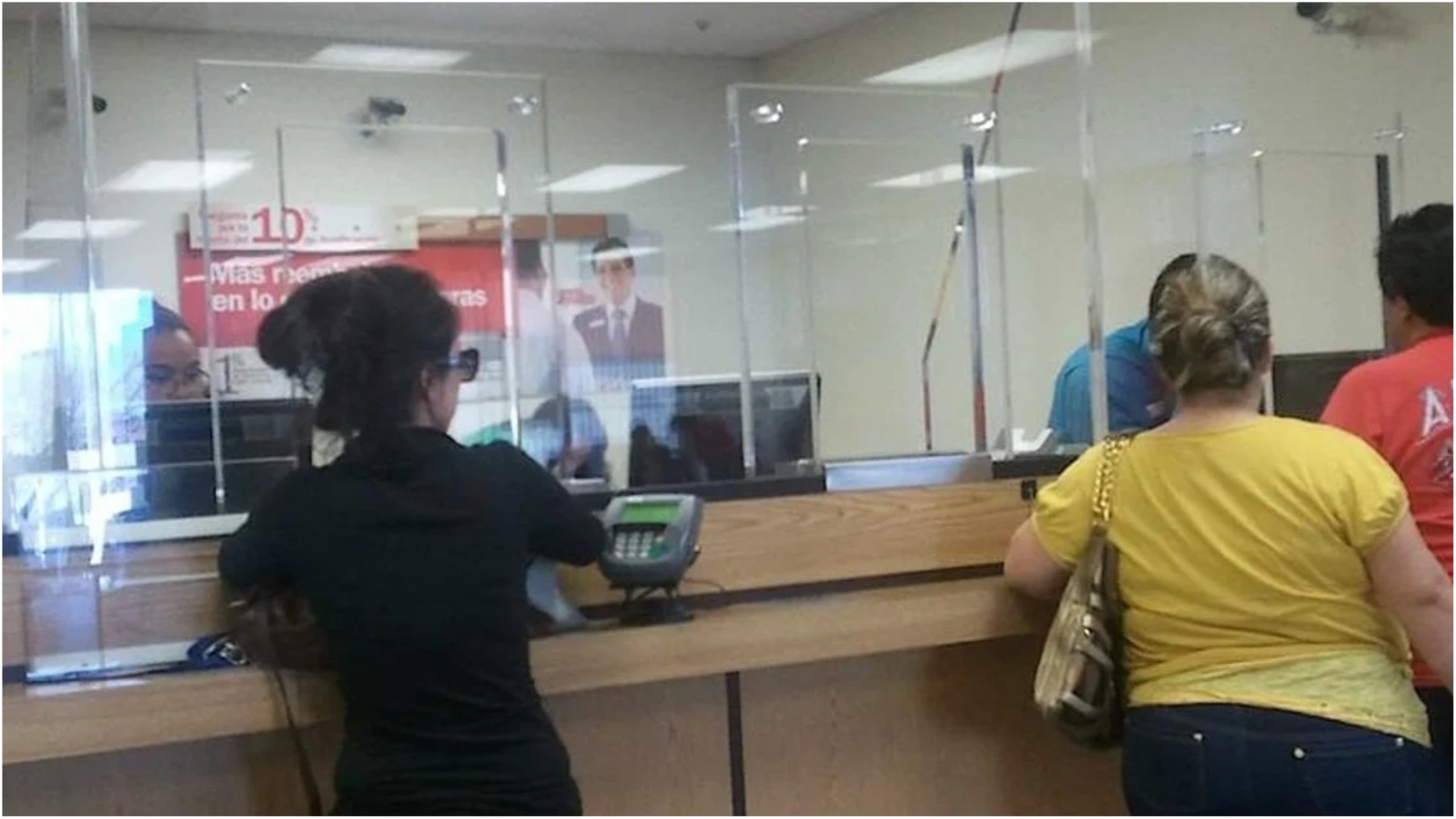 70-godišnja žena je došla u banku podići novac