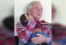 Žena fotografirala čovjeka kako drži tuđe dijete