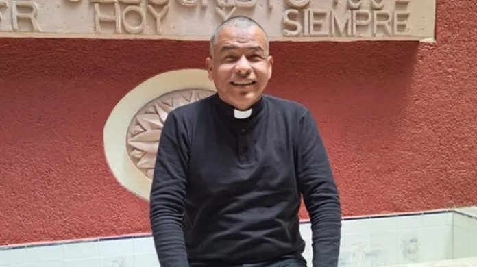 Ovaj svećenik unatoč sljepoći vodi župu i drži svetu misu