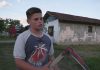 Majka ga ostavila s 15 dana, a danas je Radoje čudo od djeteta Dječak (12) bez majke sam obavlja poslove, a s bakom živi u trošnoj kućici