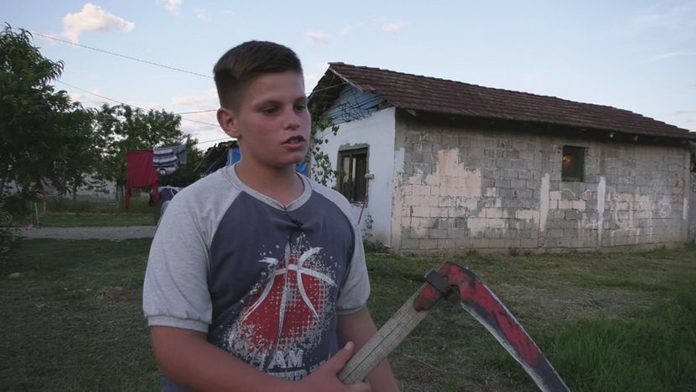 Dječak (12) bez majke sam obavlja poslove, a s bakom živi u trošnoj kućici