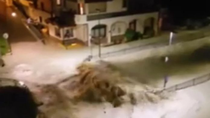Švicarska pod udarom katastrofe: Nema struje, voda nosi mostove