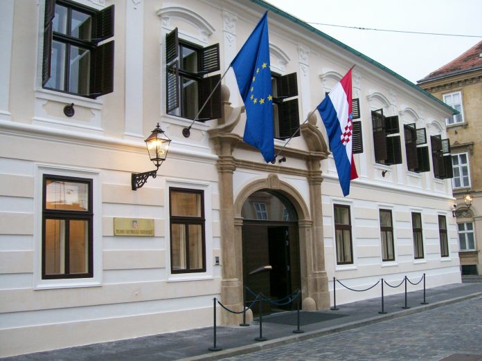 Muškarac koji se zapalio pred zgradom Vlade i pitanje smisla života