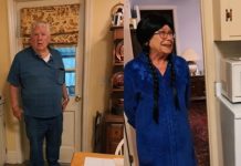 Žena oboljela od raka isprobala je periku, a muževa reakcija je nasmijala cijelu obitelj
