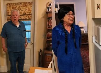 Žena oboljela od raka isprobala je periku, a muževa reakcija je nasmijala cijelu obitelj