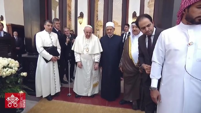 Papa Franjo brani pravo muslimana na slobodu vjere: 