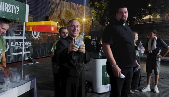 Svećnici dijele vodu na Ultri