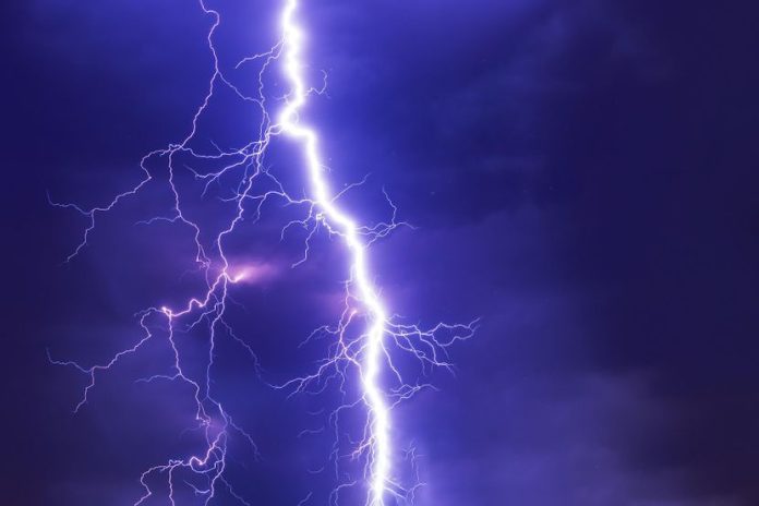 U udaru groma ozlijeđeno osam osoba, troje djece u životnoj opasnosti