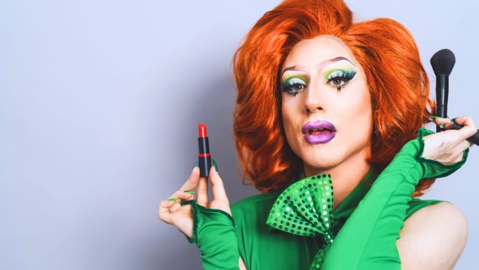 EU želi naučiti djecu kako se odijevati kao ”drag queen”