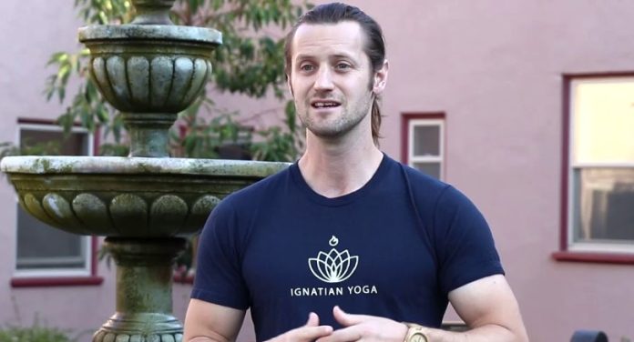 Ovaj katolički svećenik miješa jogu i ignacijevsku duhovnost: Izvodi satove joge za studente