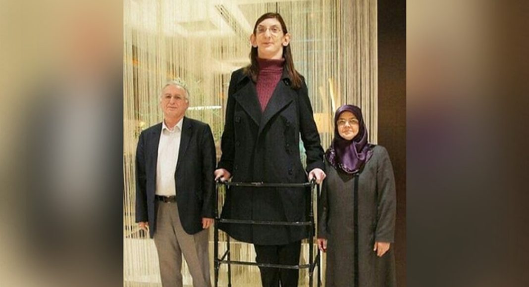 Ovo je najviša žena na svijetu: Ima 215 centimetara i san joj je udati se
