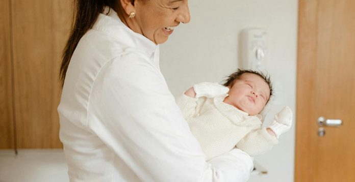 Uhićeno osam ljudi: Kupovali bebe na društvenoj mreži i prodavali ih strancima