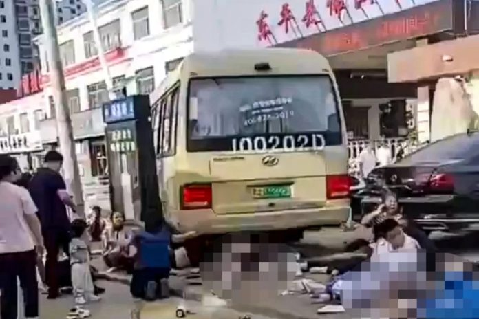 Školski autobus zaletio se u učenike i roditelje ispred škole: Najmanje 11 poginulih