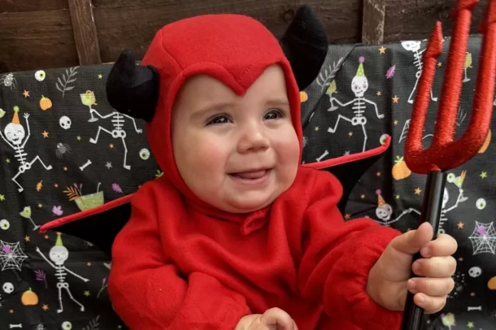 Mama dala sinu ime Lucifer i odijeva ga u kostim vraga