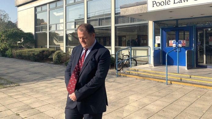 Čovjek mora platiti 11.000 eura jer se u sebi molio ispred klinike za pobačaje