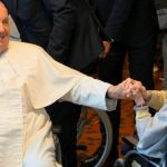 Papa Franjo poručio baki da ne 'inzistira' na krštenju unuka